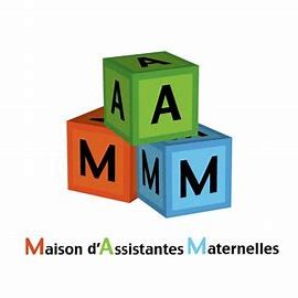 Trois cubes colorés portant les lettres A, M avec le texte « Maison d'Assistantes Maternelles ».