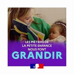 Femme tenant une chaussure, interagissant avec un enfant, avec un texte sur l'enfance.